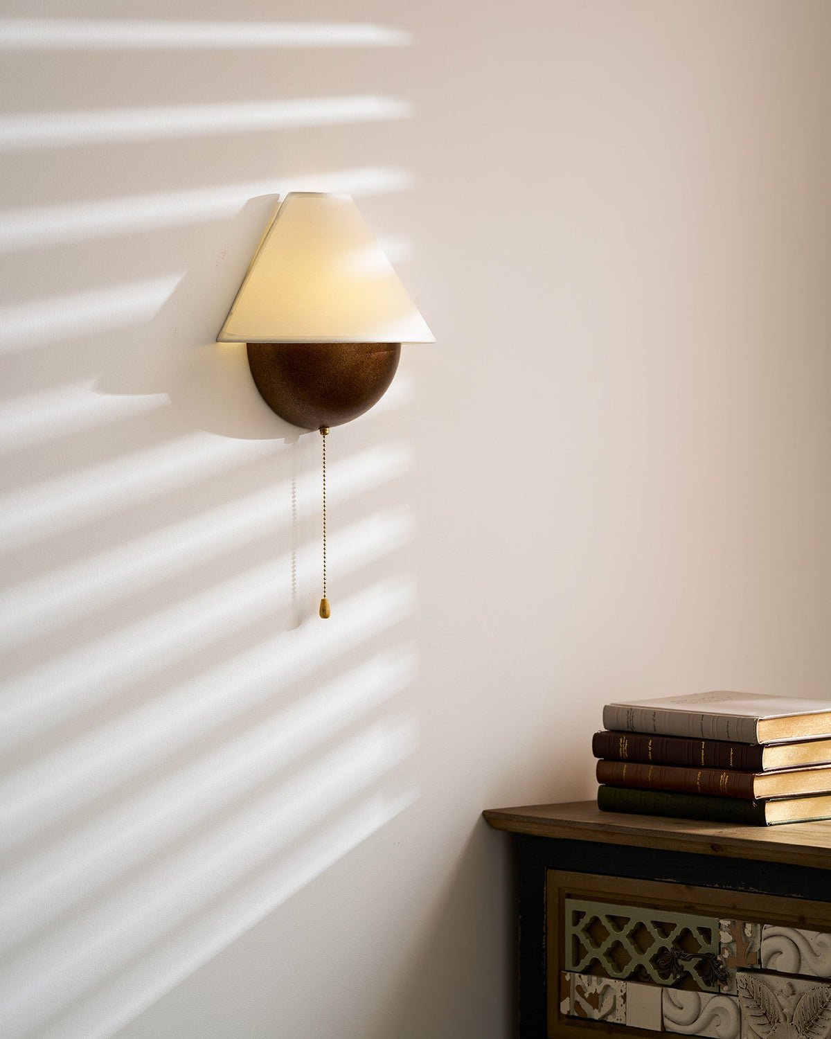 Aplique de pared retro Nogala en un rincón de lectura – imagen 17