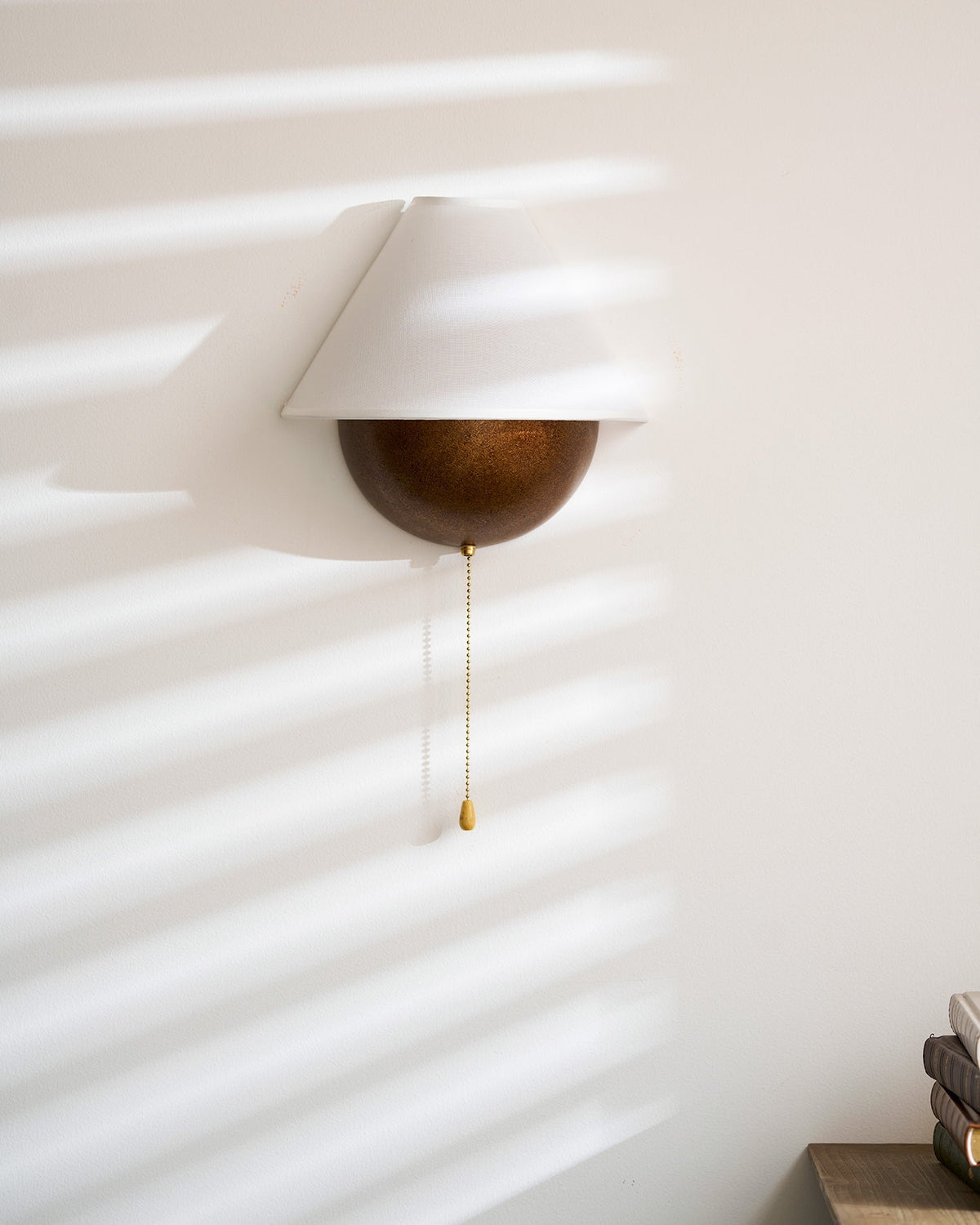 Aplique de pared retro Nogala en un rincón de lectura – imagen 23
