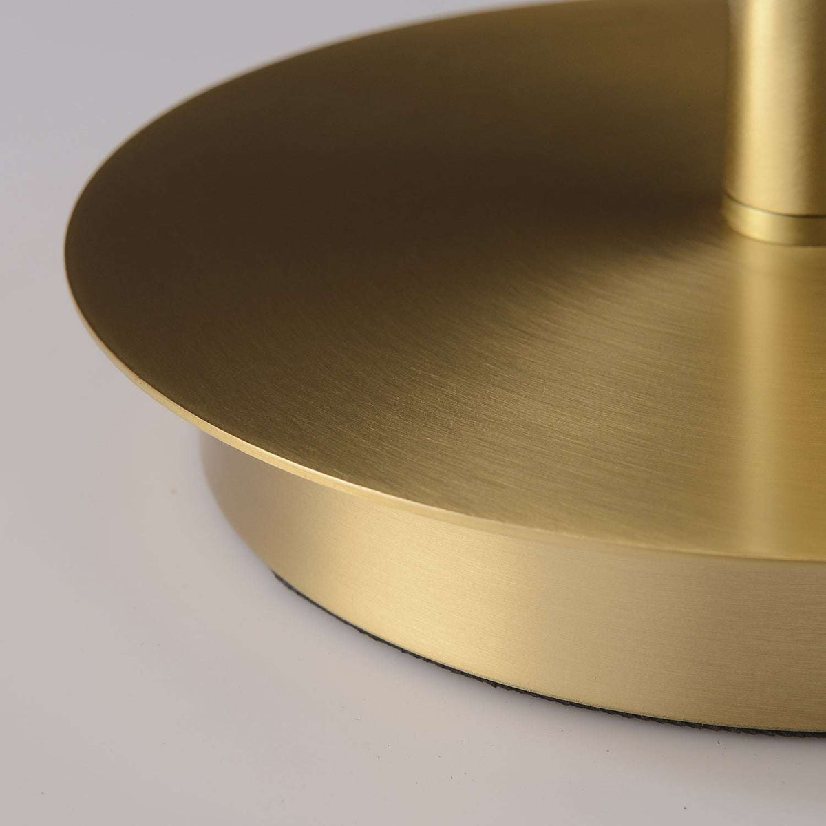 Lámpara de mesa de latón Trivola – detalle de la base redonda de latón