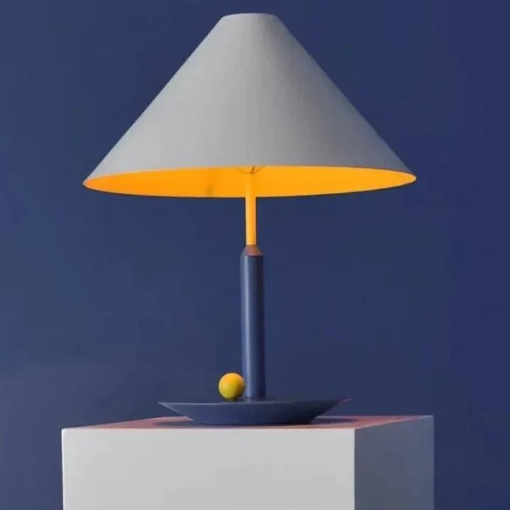 Lámpara de mesa nórdica de metal Mareva – azul con interior amarillo