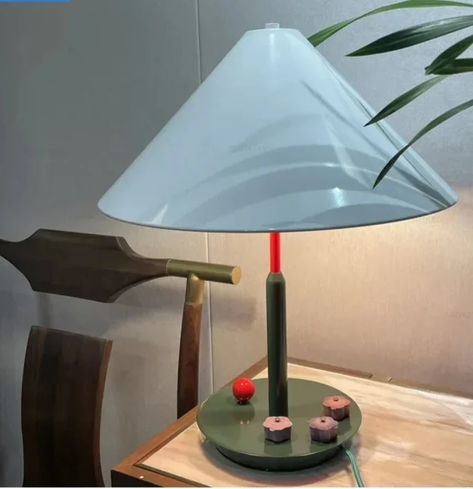 Lámpara de mesa nórdica de metal Mareva en un dormitorio colorido – imagen 6