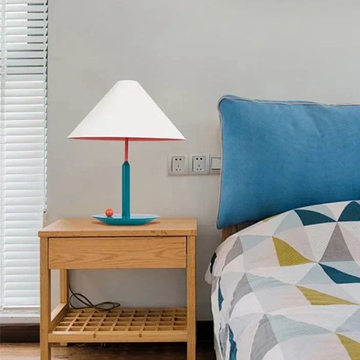 Lámpara de mesa nórdica de metal Mareva en un dormitorio colorido – imagen 4