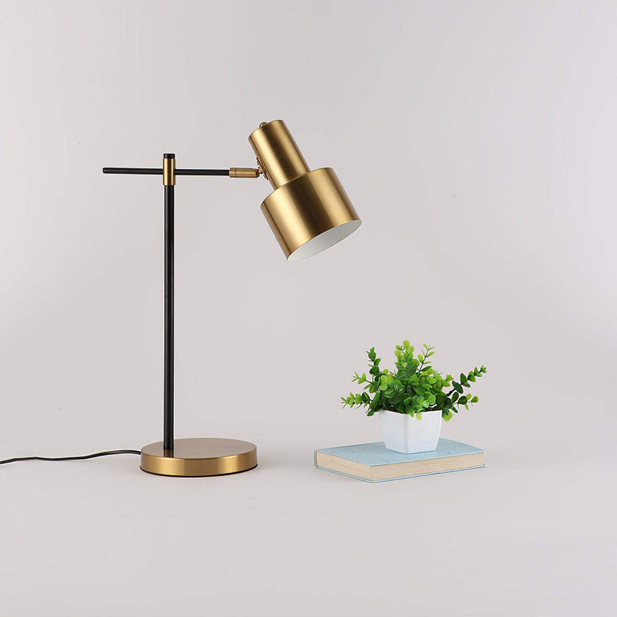 Lámpara de mesa de metal tipo flexo Norelo sobre un escritorio – imagen 13
