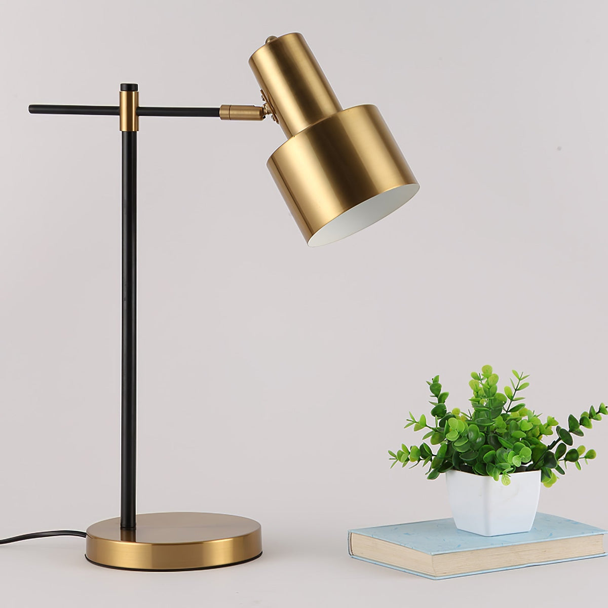 Lámpara de mesa de metal tipo flexo Norelo sobre un escritorio – imagen 21