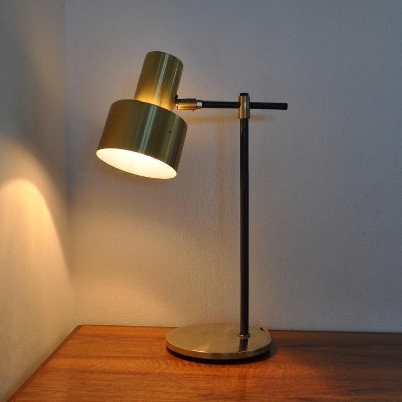 Lámpara de mesa de metal tipo flexo Norelo sobre un escritorio – imagen 22