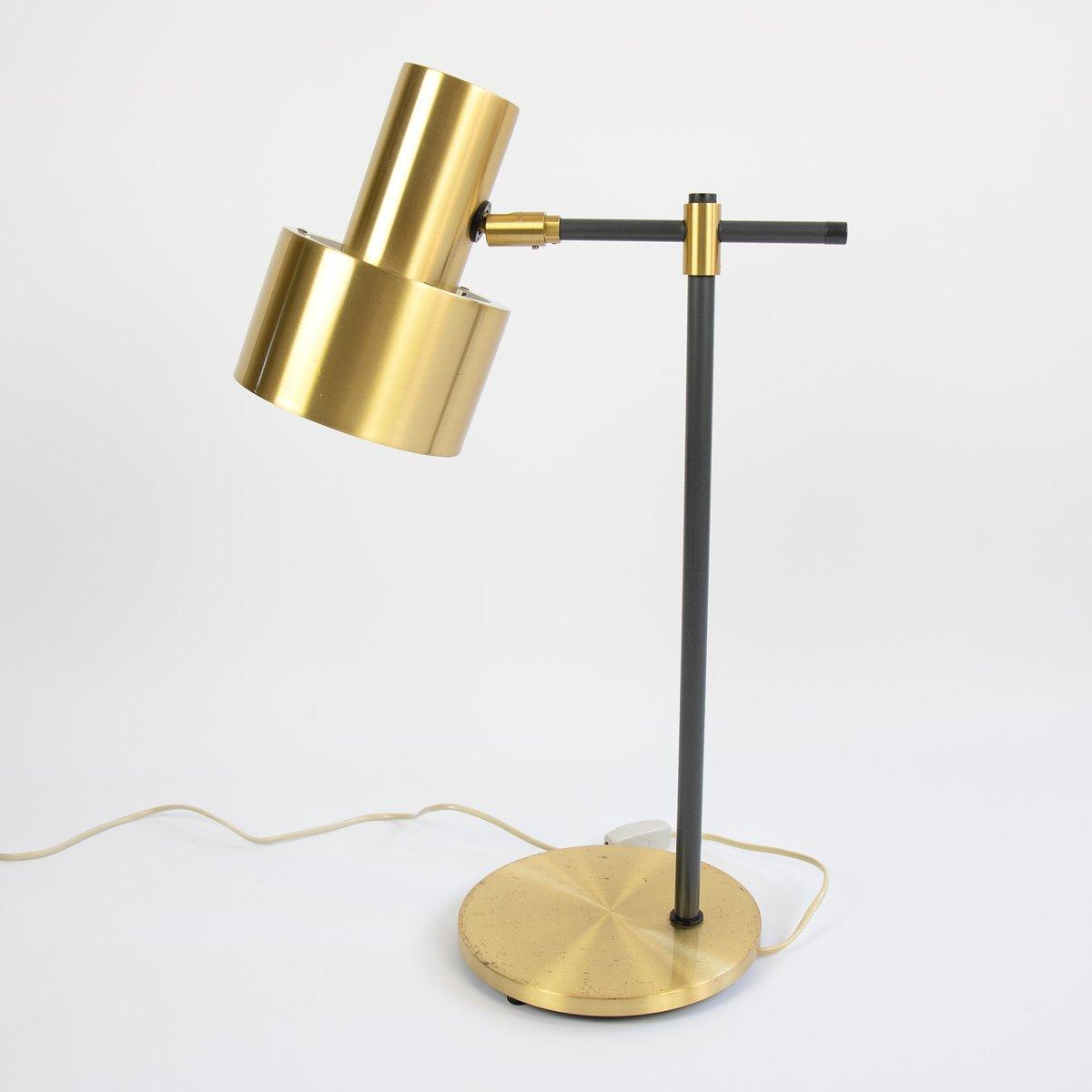 Lámpara de mesa de metal tipo flexo Norelo sobre un escritorio – imagen 23