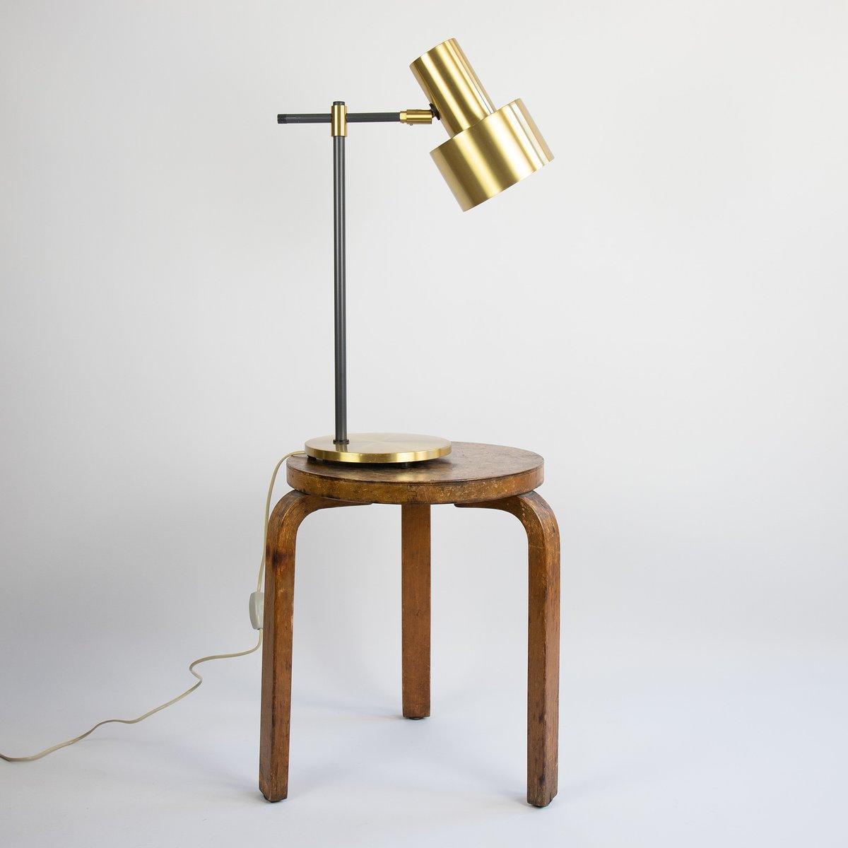 Lámpara de mesa de metal tipo flexo Norelo sobre un escritorio – imagen 9