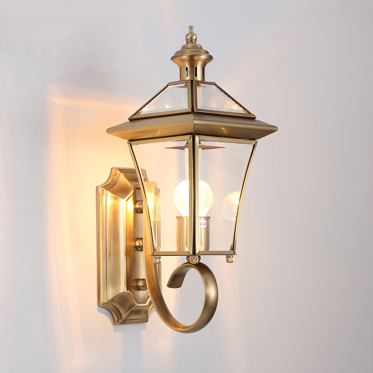 Farol de pared exterior Nurela – encendido con luz cálida