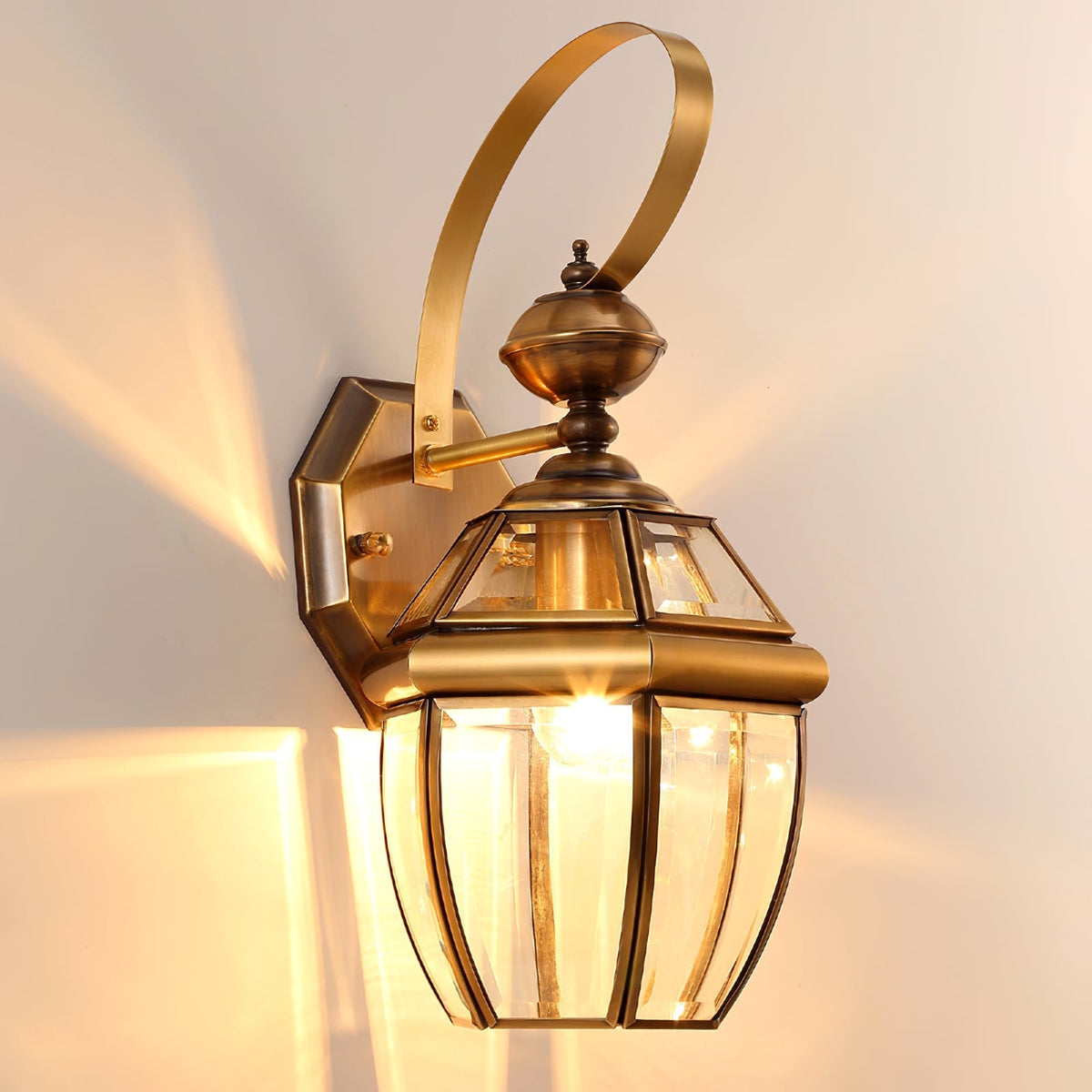 Farol de pared exterior Nurilla – encendido sobre pared clara