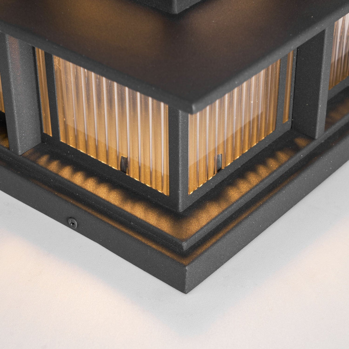 Lámpara de pilar exterior Nusana – detalle del vidrio estriado