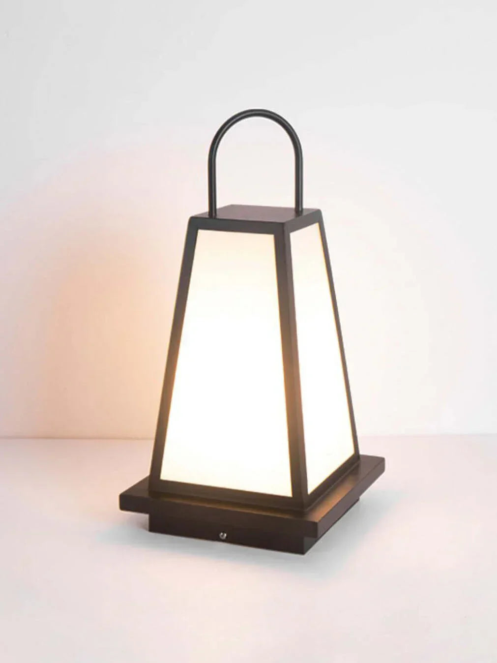 Nuvaro - Farol de Suelo Exterior Trapezoidal con Asa en Negro y Blanco
