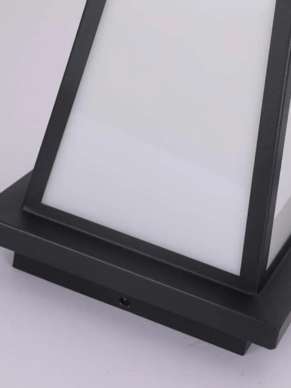 Farol de suelo exterior Nuvaro – detalle del marco y el difusor