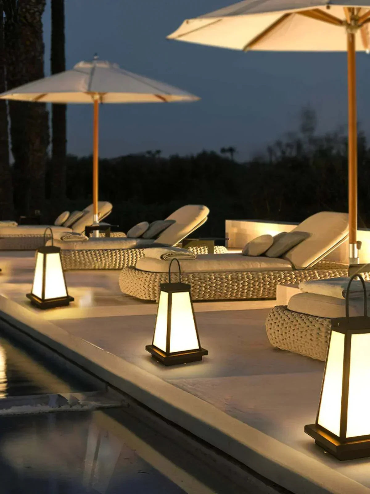 Farol de suelo exterior Nuvaro en una terraza al anochecer – imagen 11