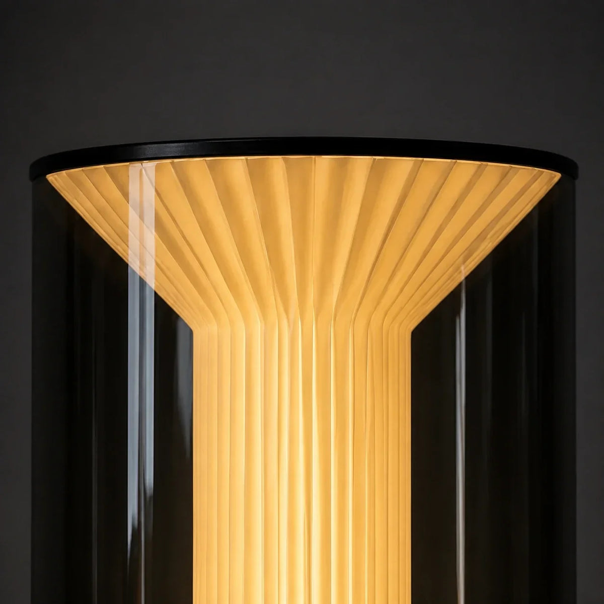 Lámpara de mesa de cristal ahumado Nimbra sobre una mesa auxiliar – imagen 4
