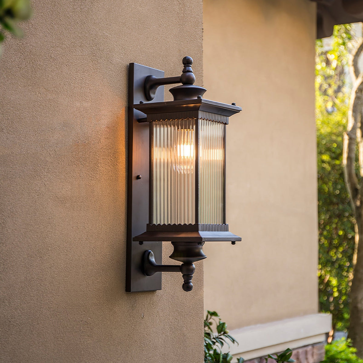 Farol de pared exterior Nyvela – encendido junto a una pared