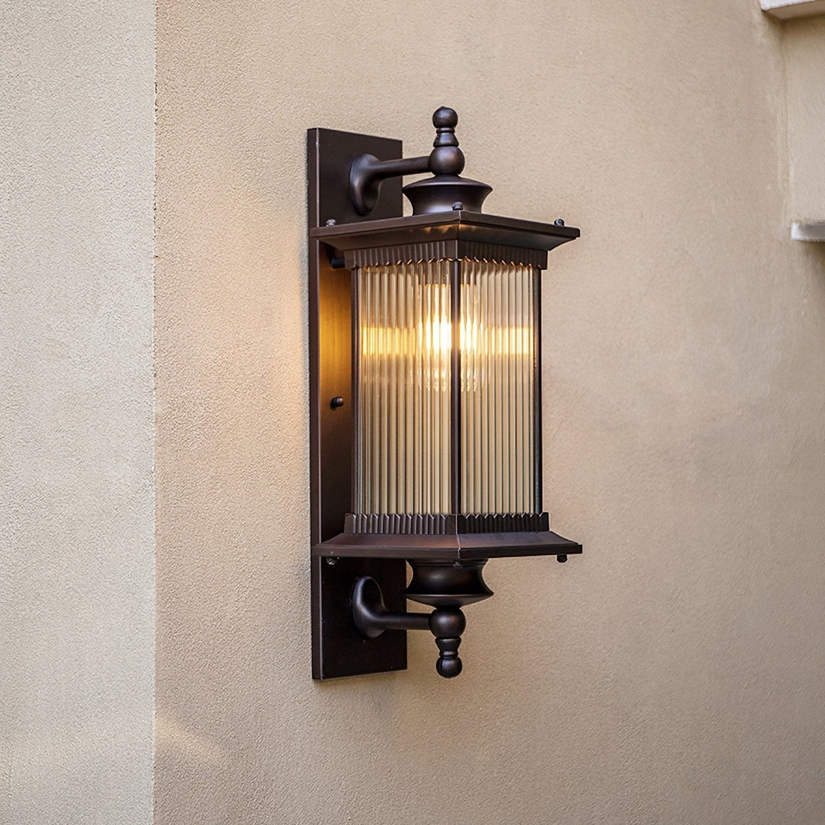 Farol de pared exterior Nyvela en una fachada clásica – imagen 4