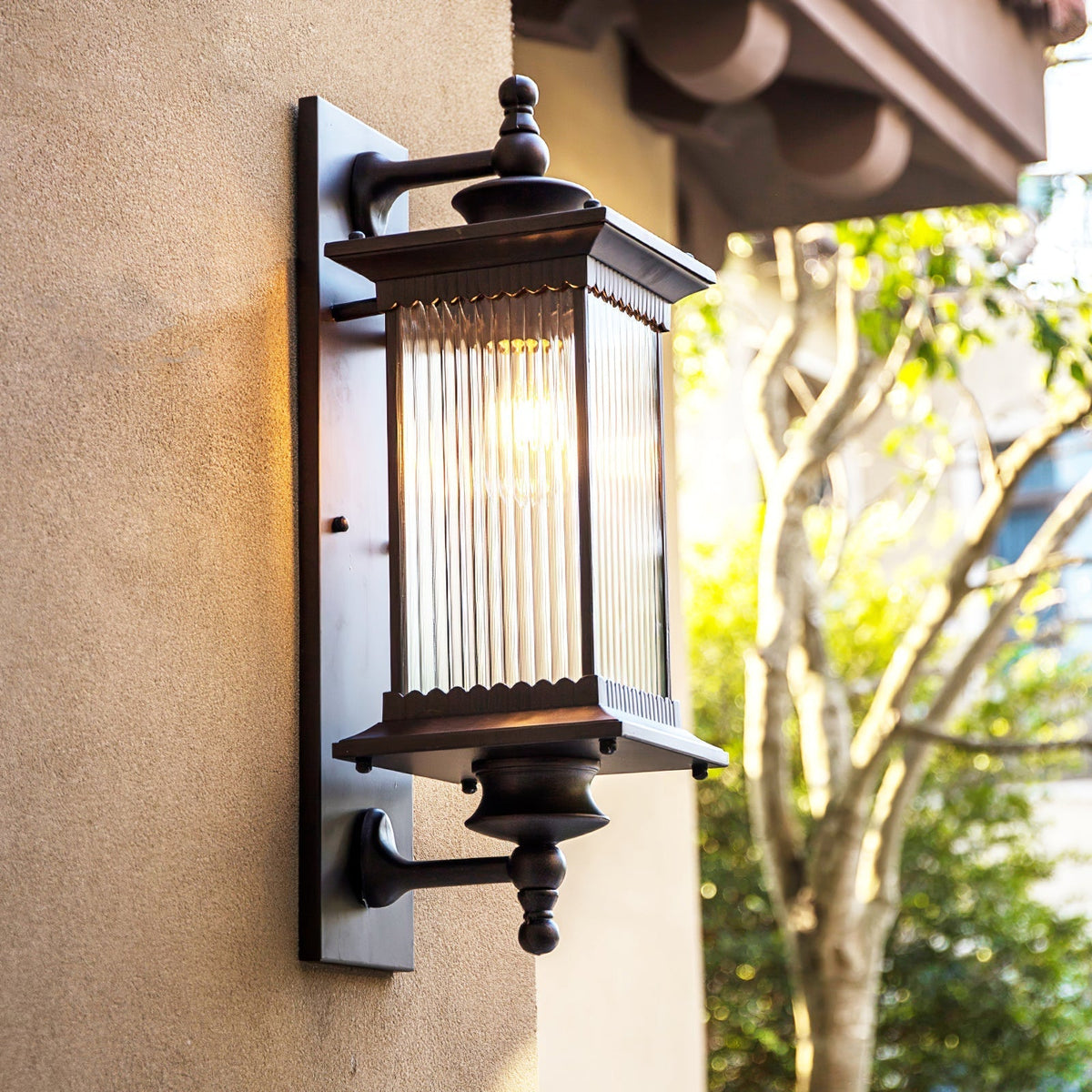 Farol de pared exterior Nyvela en una fachada clásica – imagen 5