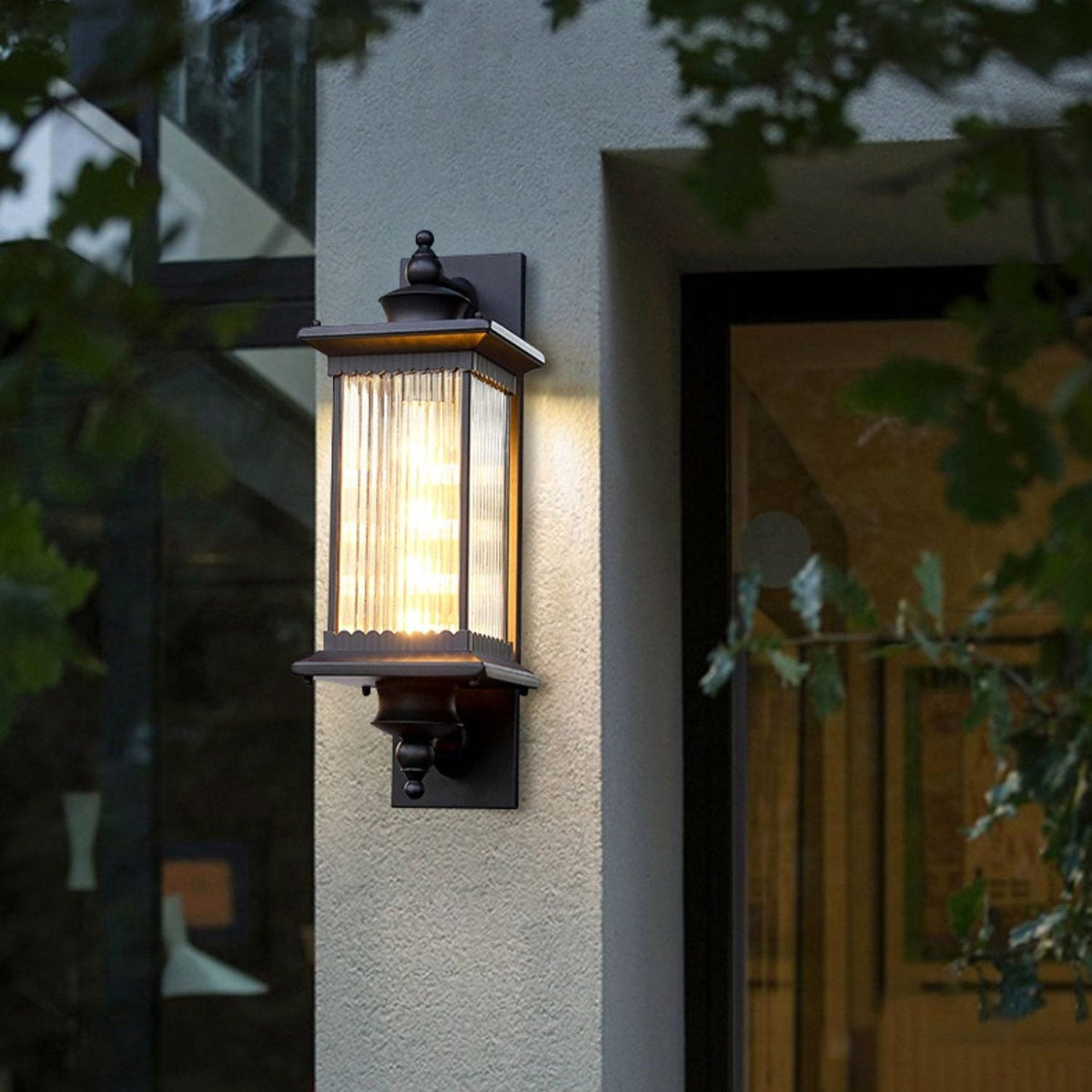 Farol de pared exterior Nyvela en una fachada clásica – imagen 6