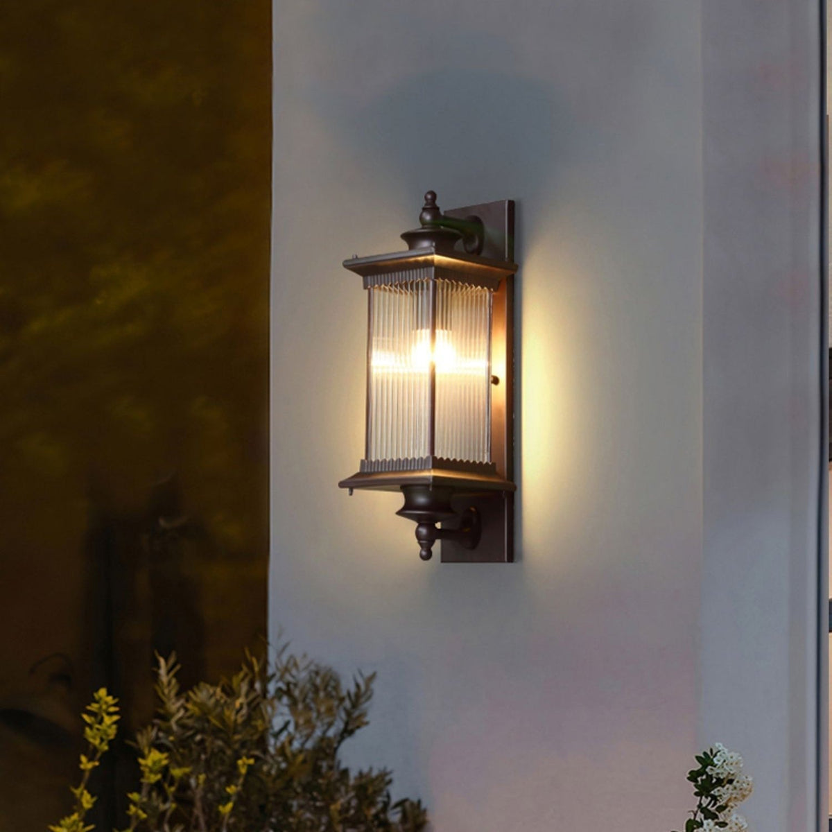 Farol de pared exterior Nyvela en una fachada clásica – imagen 7