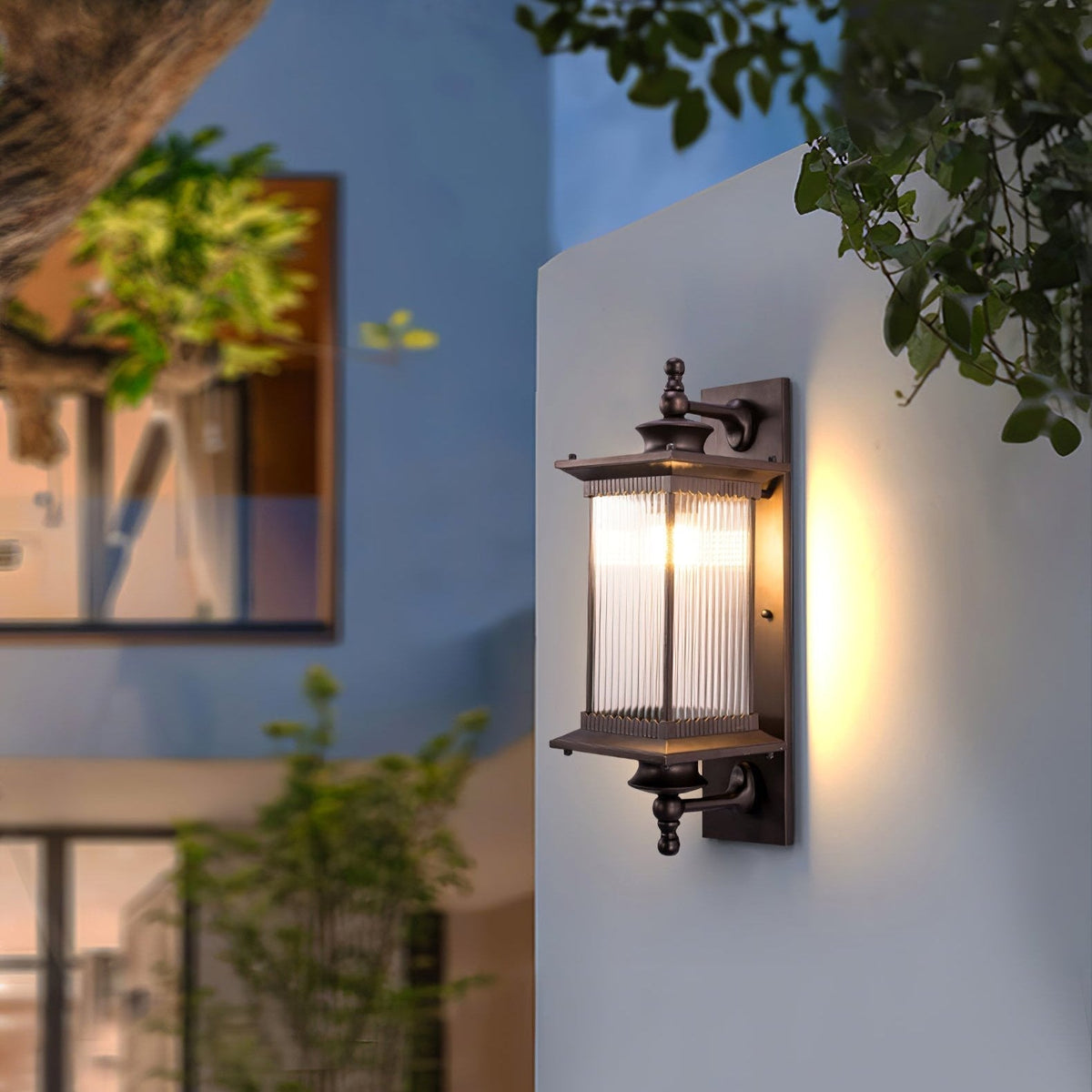 Farol de pared exterior Nyvela en una fachada clásica – imagen 9