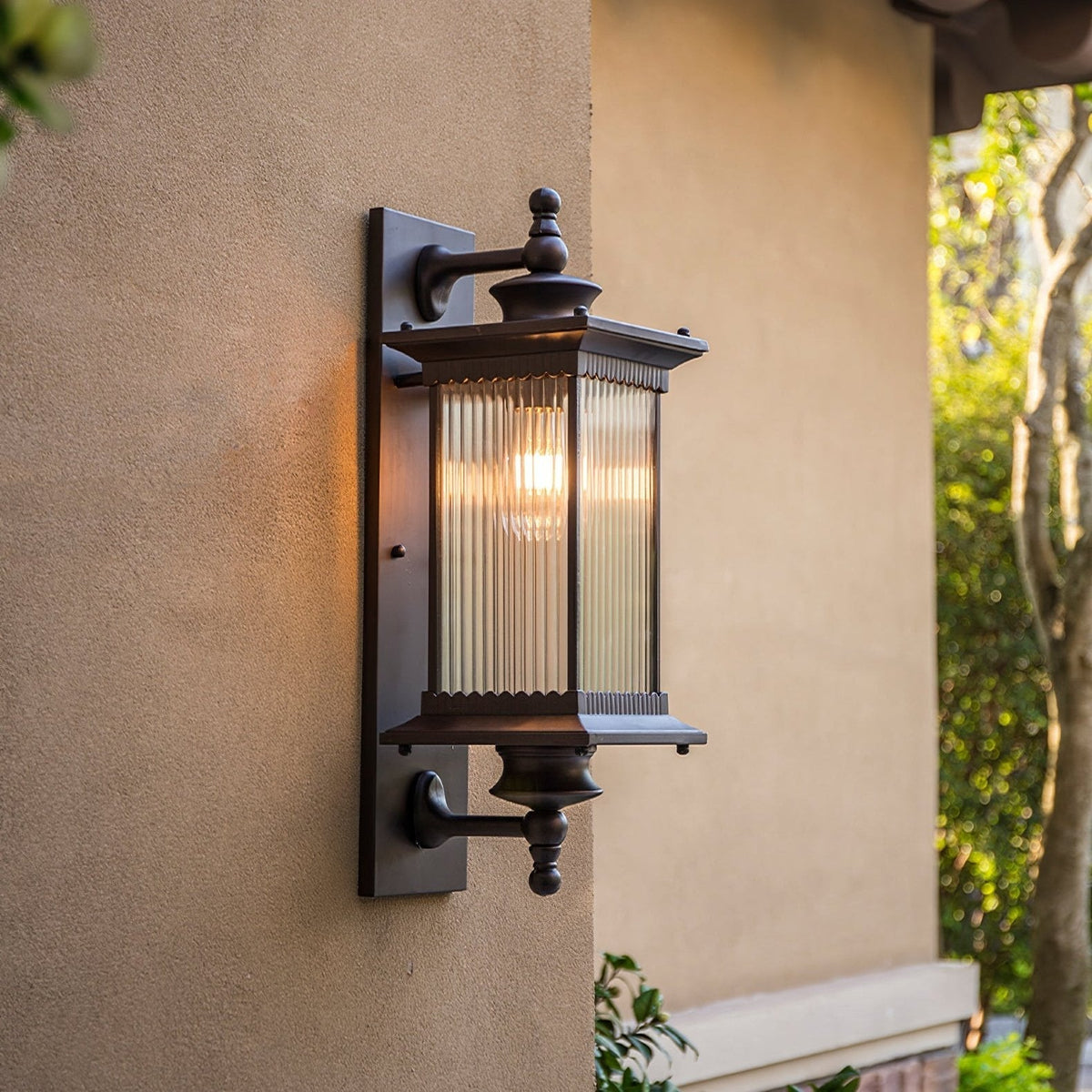 Farol de pared exterior Nyvela en una fachada clásica – imagen 10