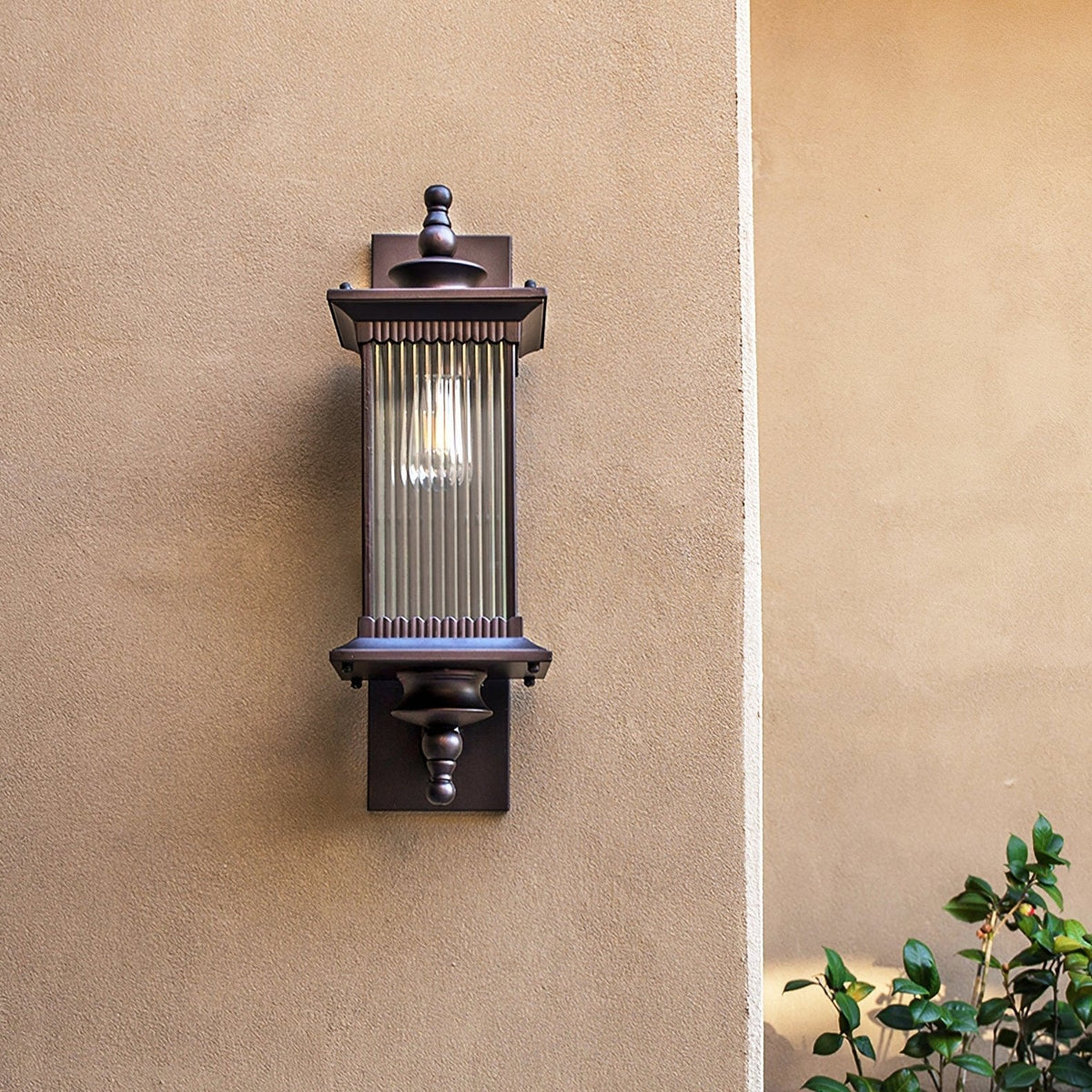 Farol de pared exterior Nyvela en una fachada clásica – imagen 11
