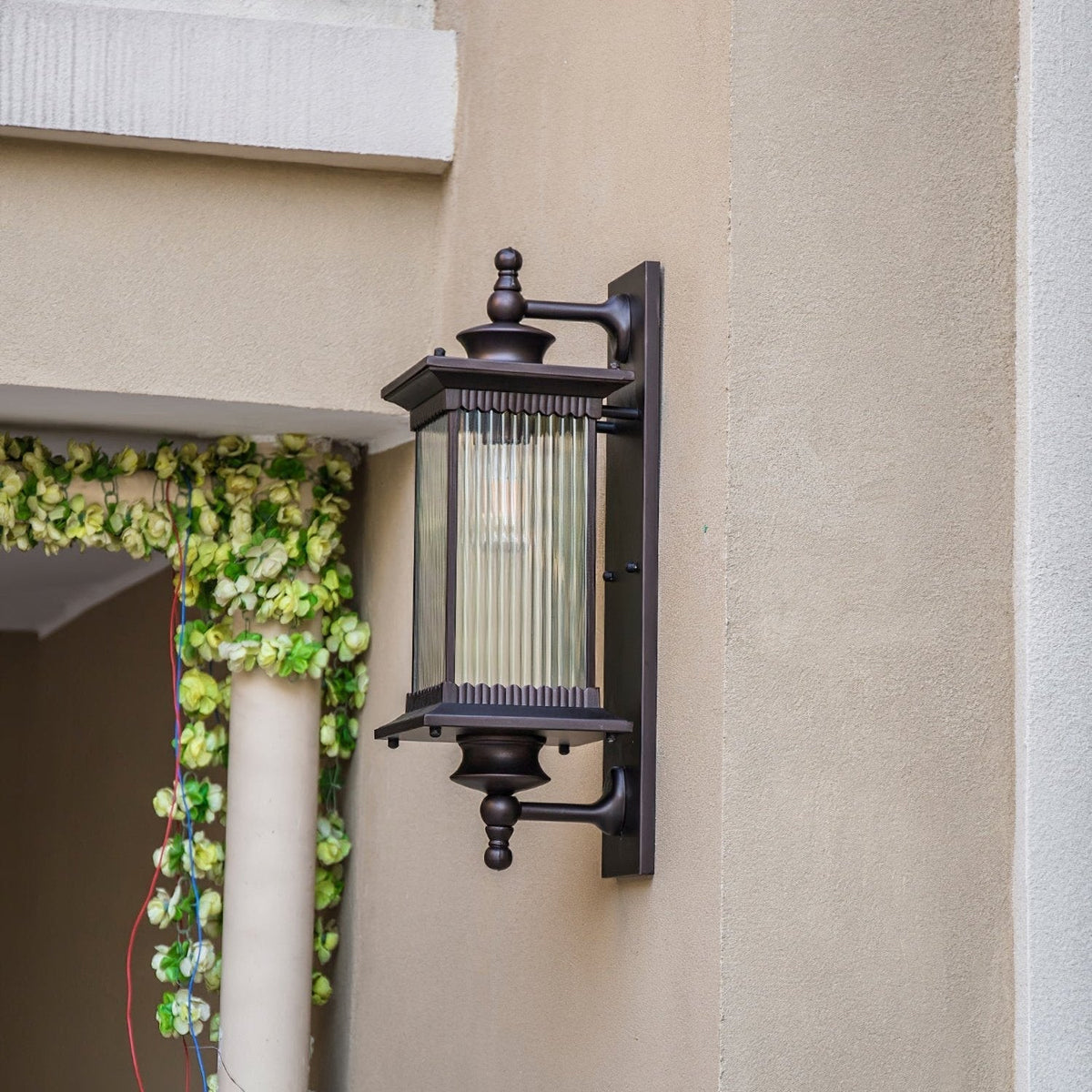 Farol de pared exterior Nyvela en una fachada clásica – imagen 14
