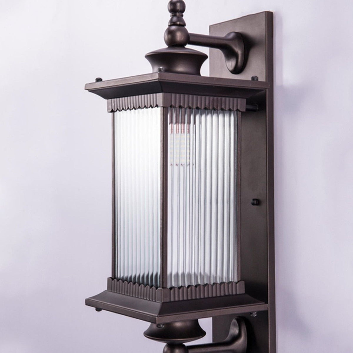 Farol de pared exterior Nyvela en una fachada clásica – imagen 16