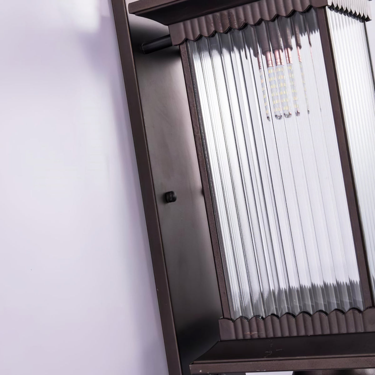 Farol de pared exterior Nyvela – detalle del cristal estriado