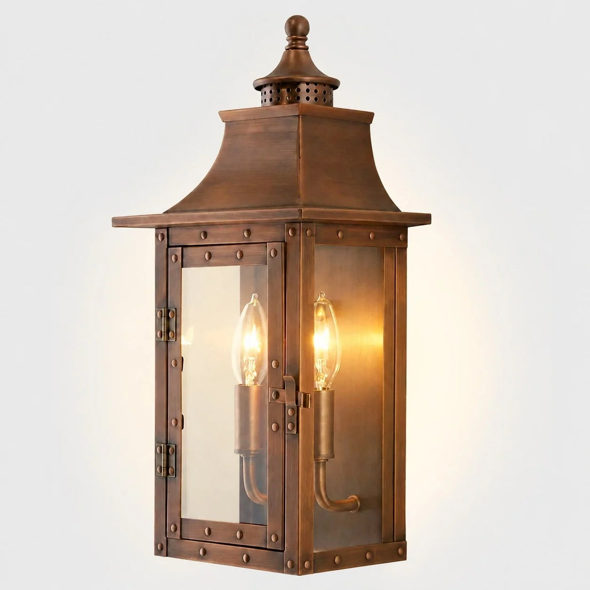 Farol de pared exterior Ocandia – en cobre envejecido encendido