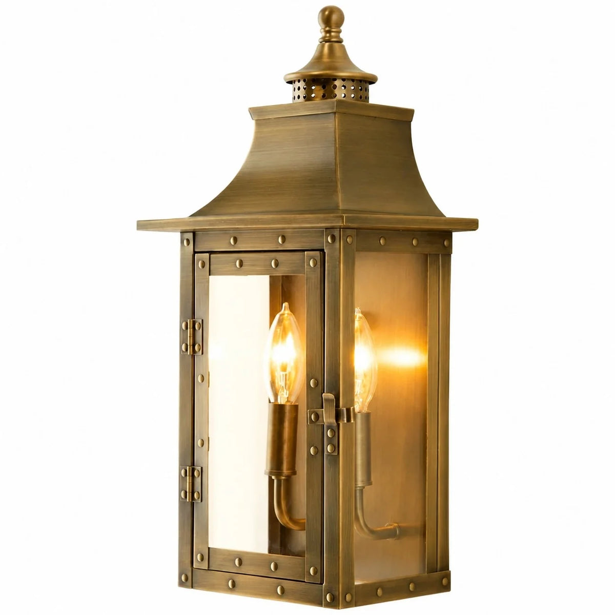Farol de pared exterior Ocandia – en latón envejecido sobre fondo blanco