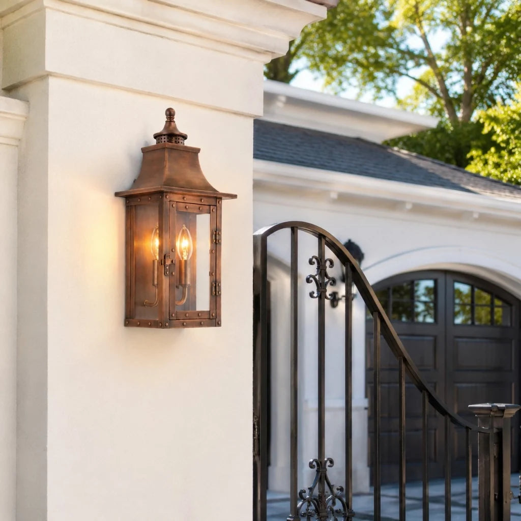 Farol de pared exterior Ocandia – en cobre junto a una verja