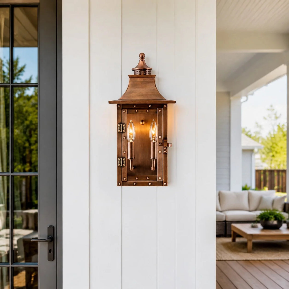 Farol de pared exterior Ocandia – en cobre en una terraza