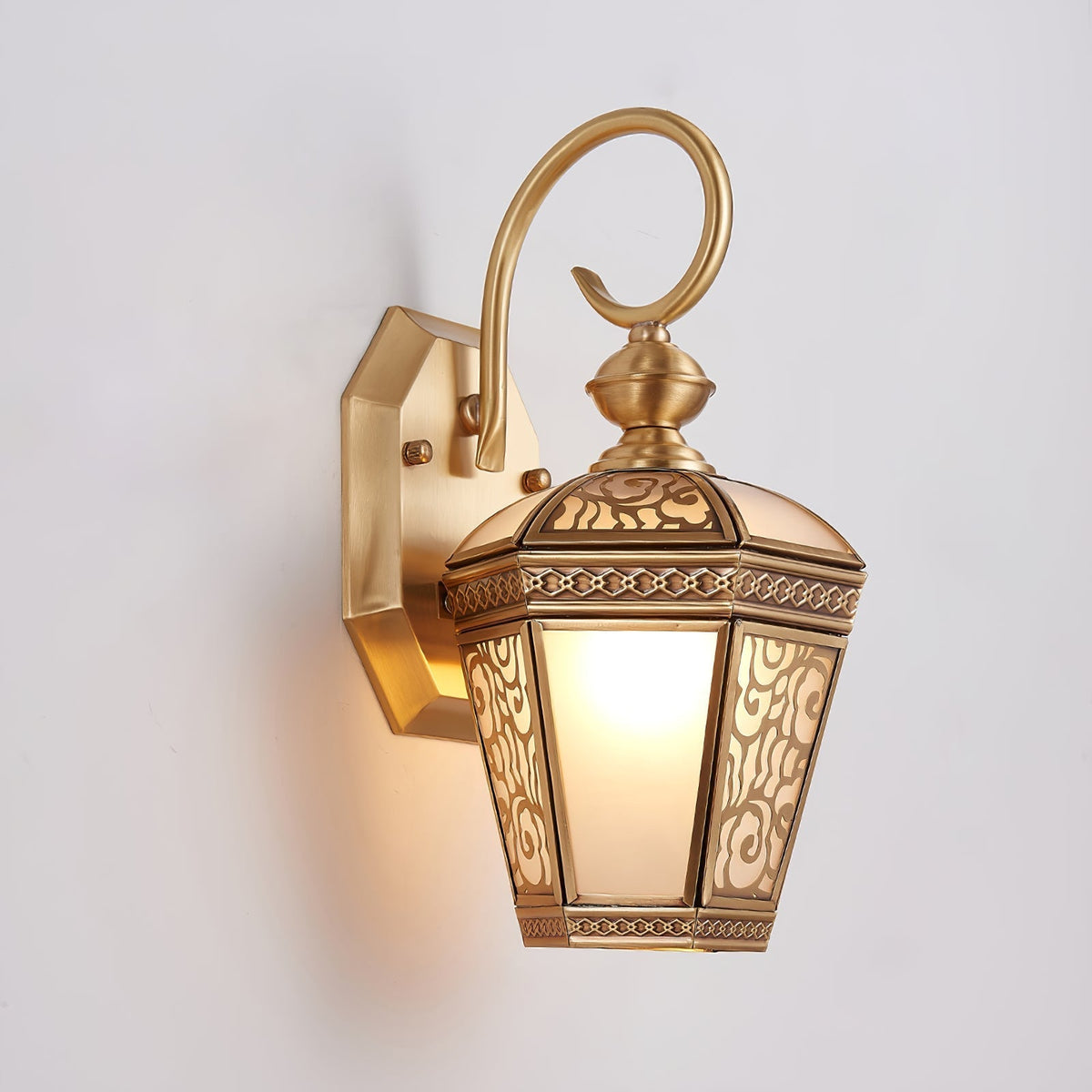 Farol de pared exterior de latón Ofelma – de 33 cm encendido