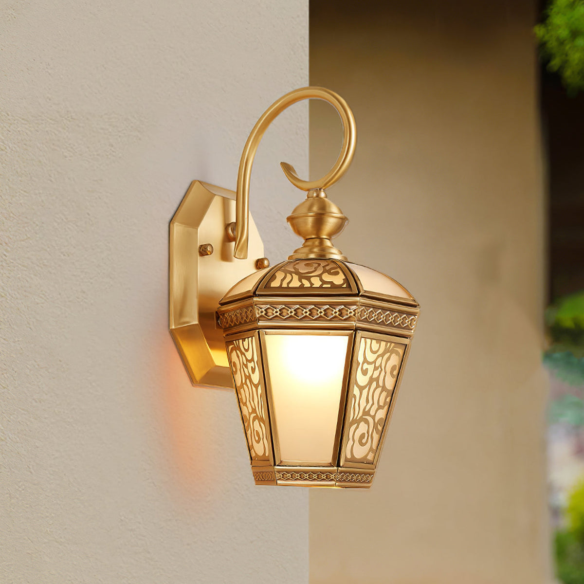 Farol de pared exterior de latón Ofelma – de 33 cm en una esquina exterior