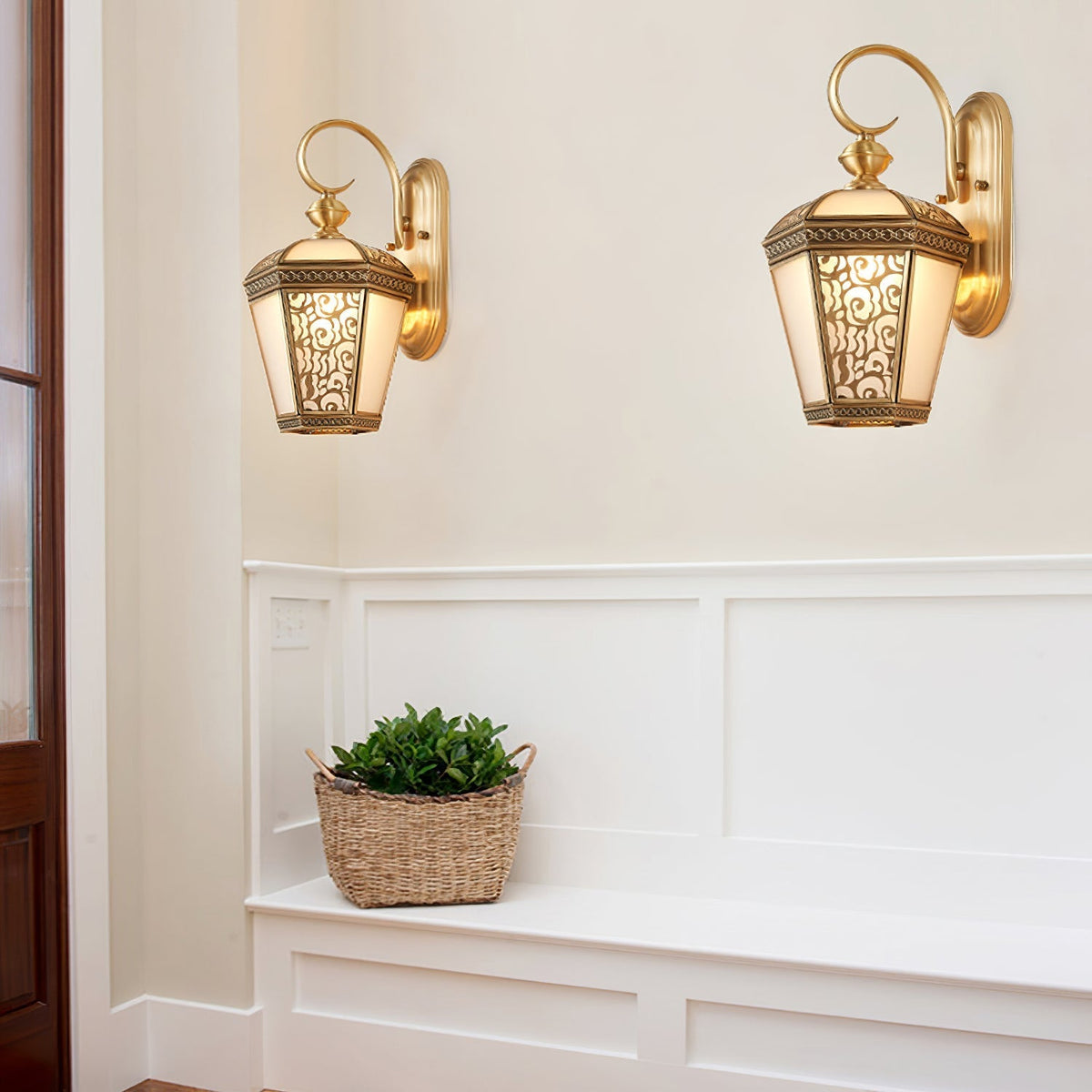 Farol de pared exterior de latón Ofelma – pareja sobre un banco