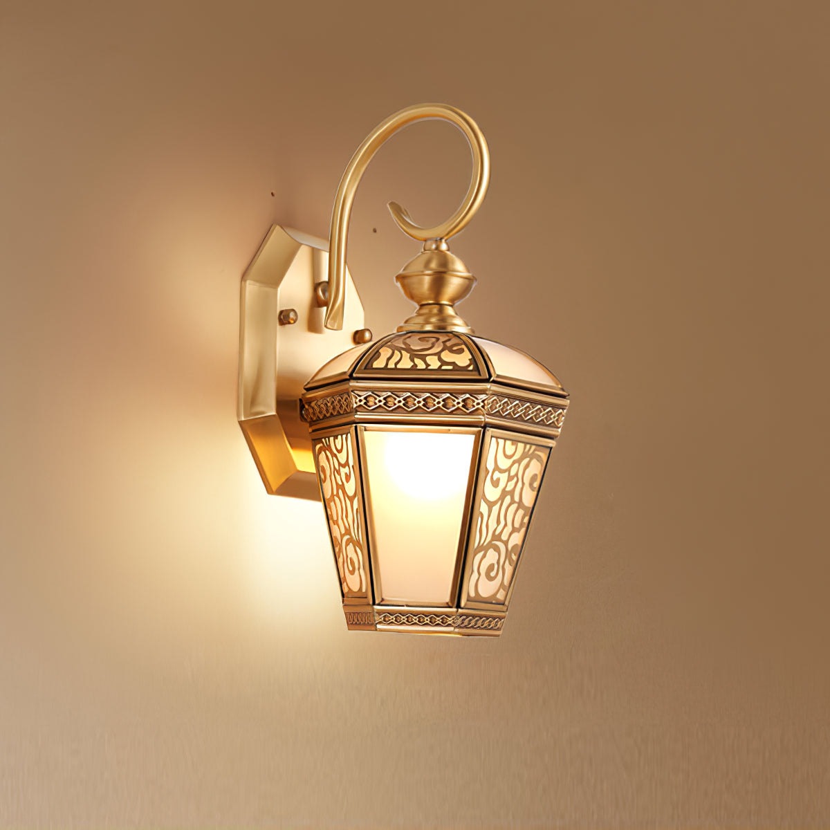 Farol de pared exterior de latón Ofelma en una entrada clásica – imagen 8