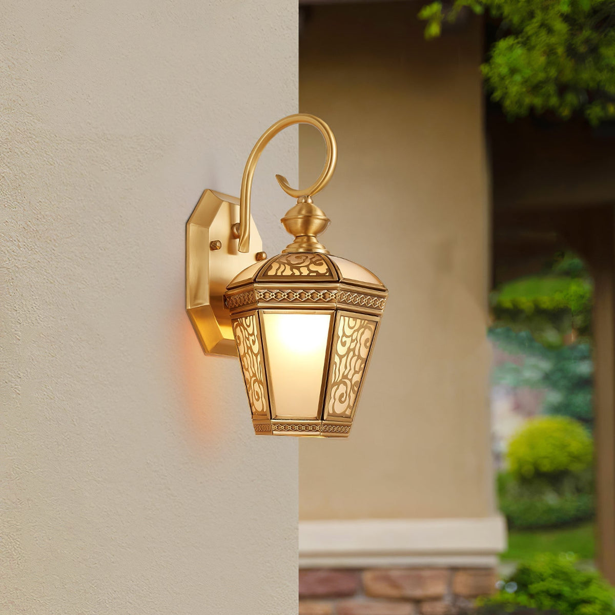 Farol de pared exterior de latón Ofelma en una entrada clásica – imagen 9