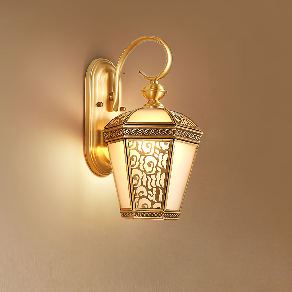 Farol de pared exterior de latón Ofelma – de 38 cm encendido