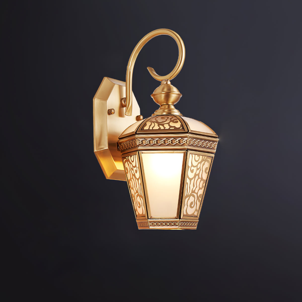 Farol de pared exterior de latón Ofelma en una entrada clásica – imagen 12