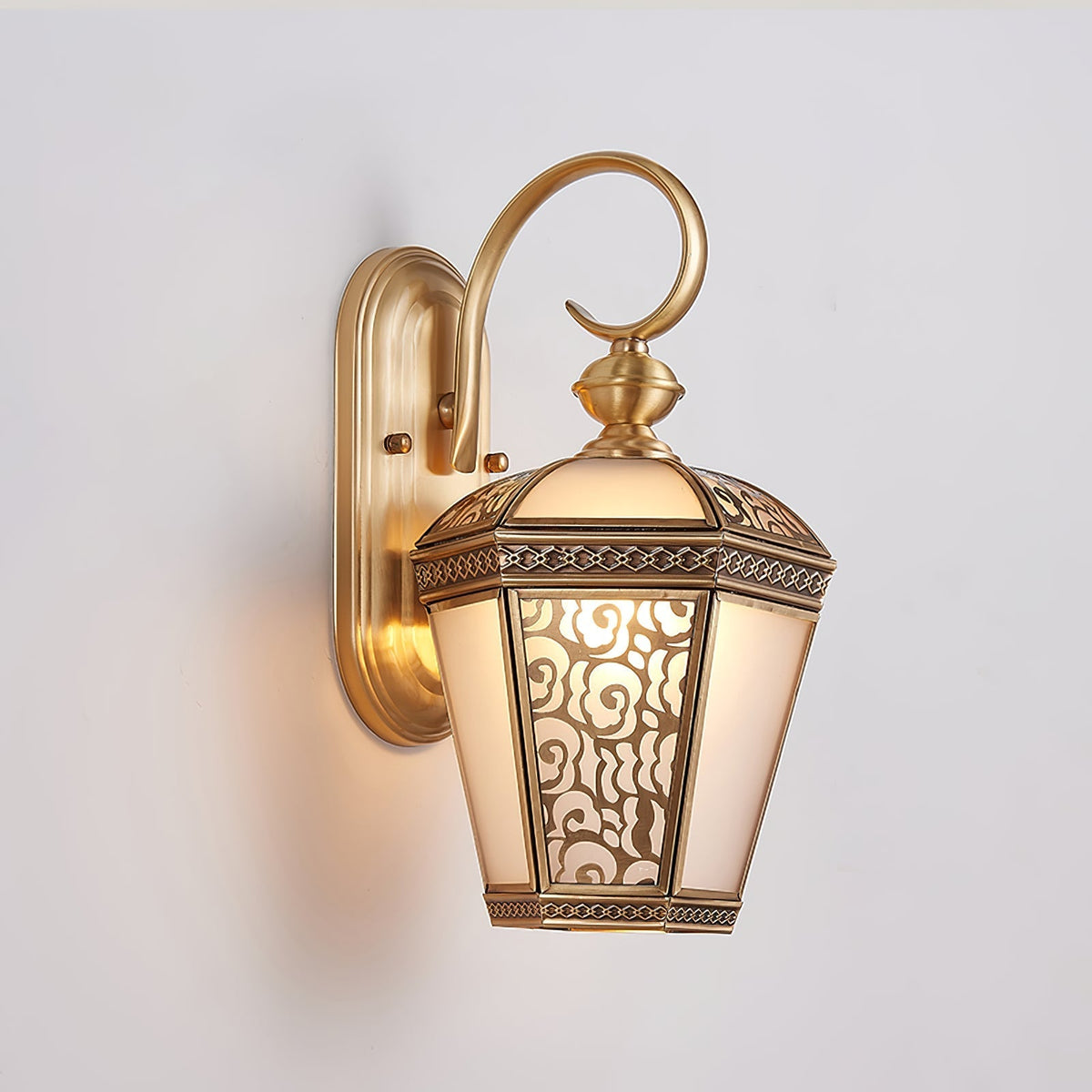 Farol de pared exterior de latón Ofelma en una entrada clásica – imagen 14