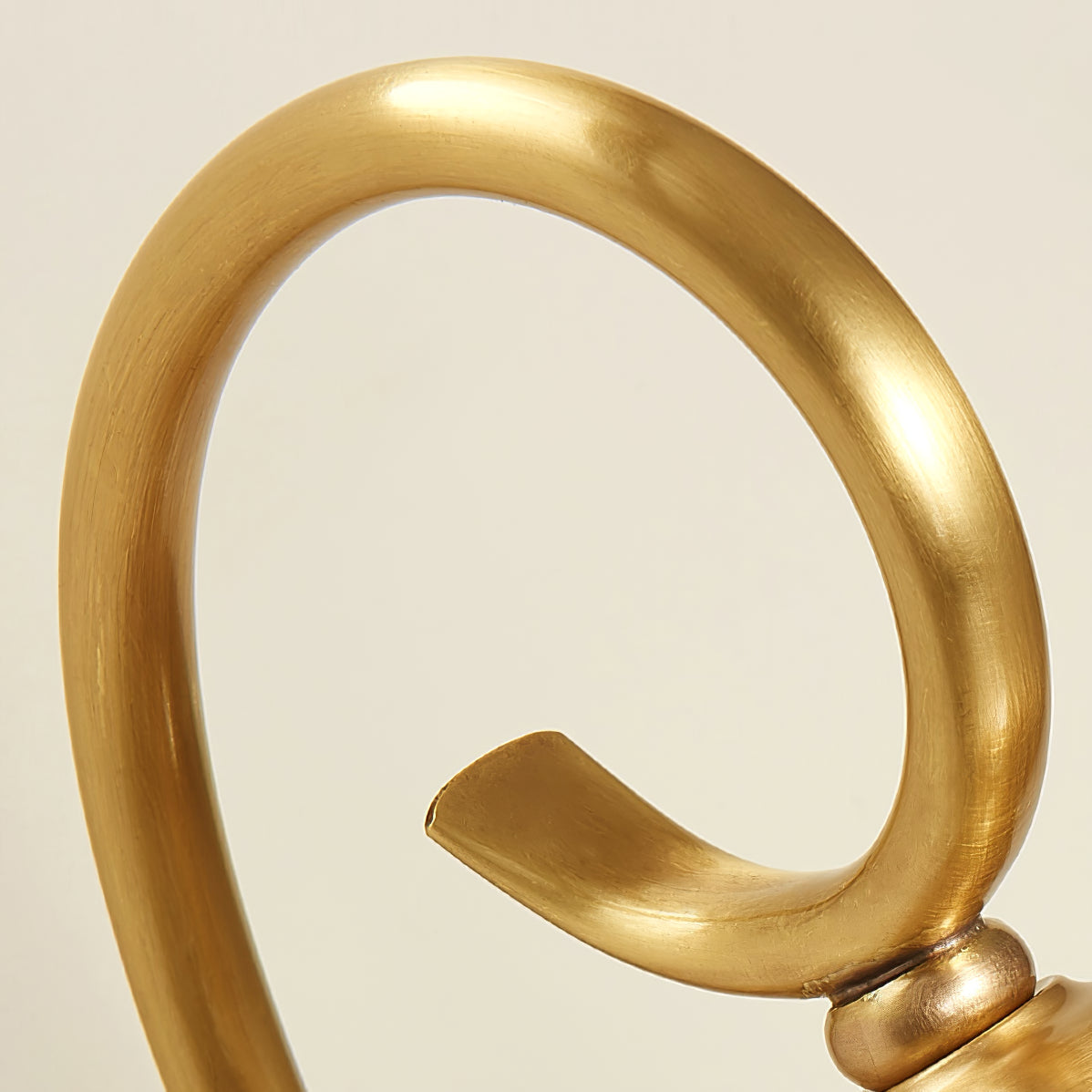Farol de pared exterior de latón Ofelma – detalle del brazo en voluta