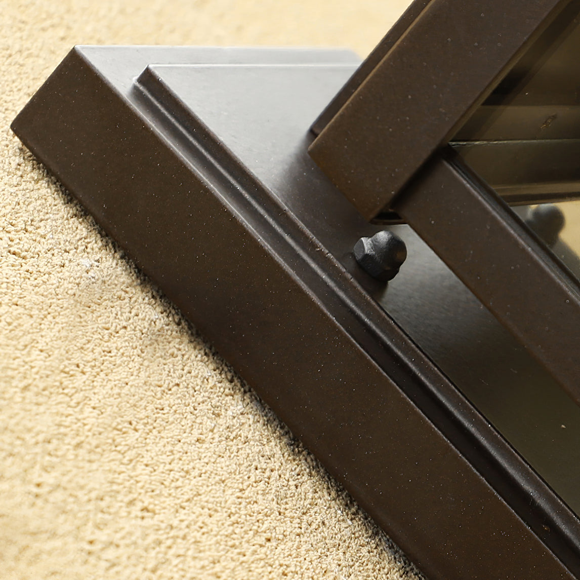 Farol de pared exterior Ofira – detalle del soporte