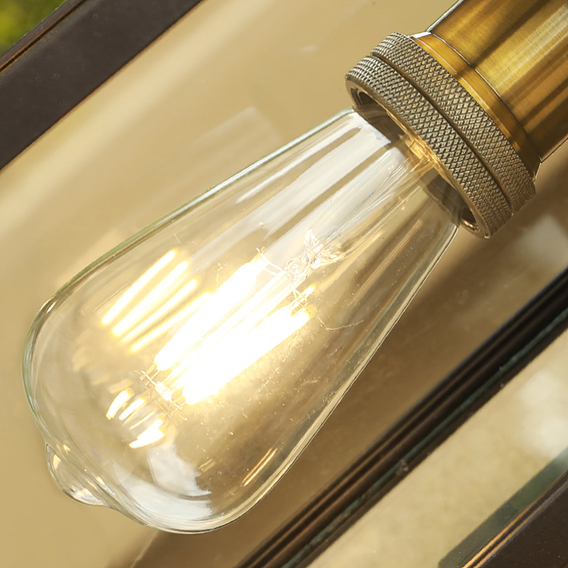 Farol de pared exterior Ofira – detalle de la bombilla de filamento