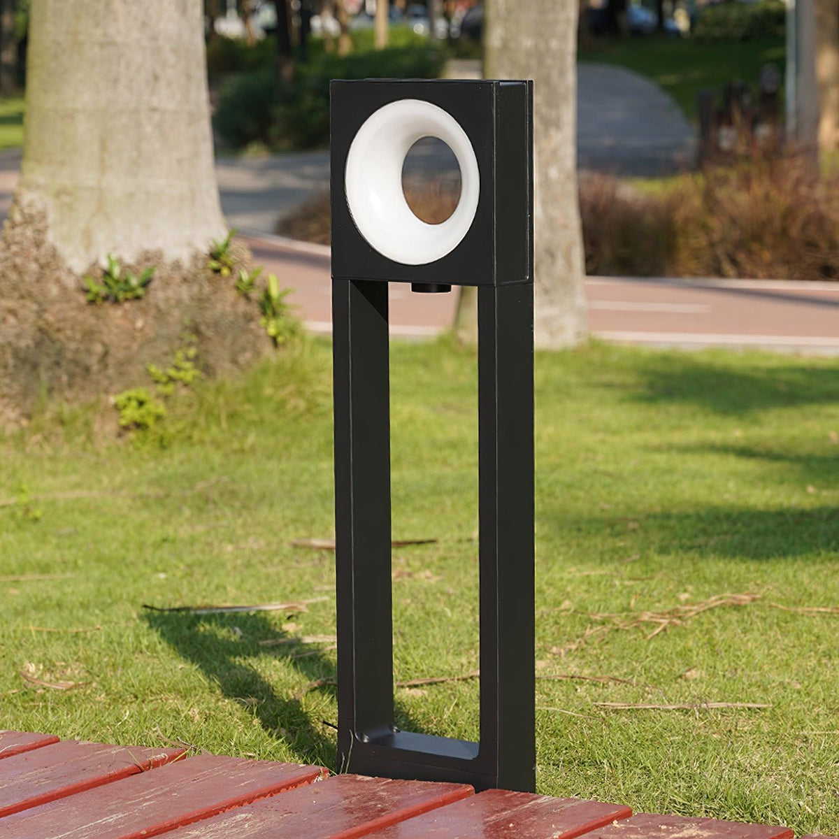 Baliza de jardín LED Oliano en un jardín – imagen 9