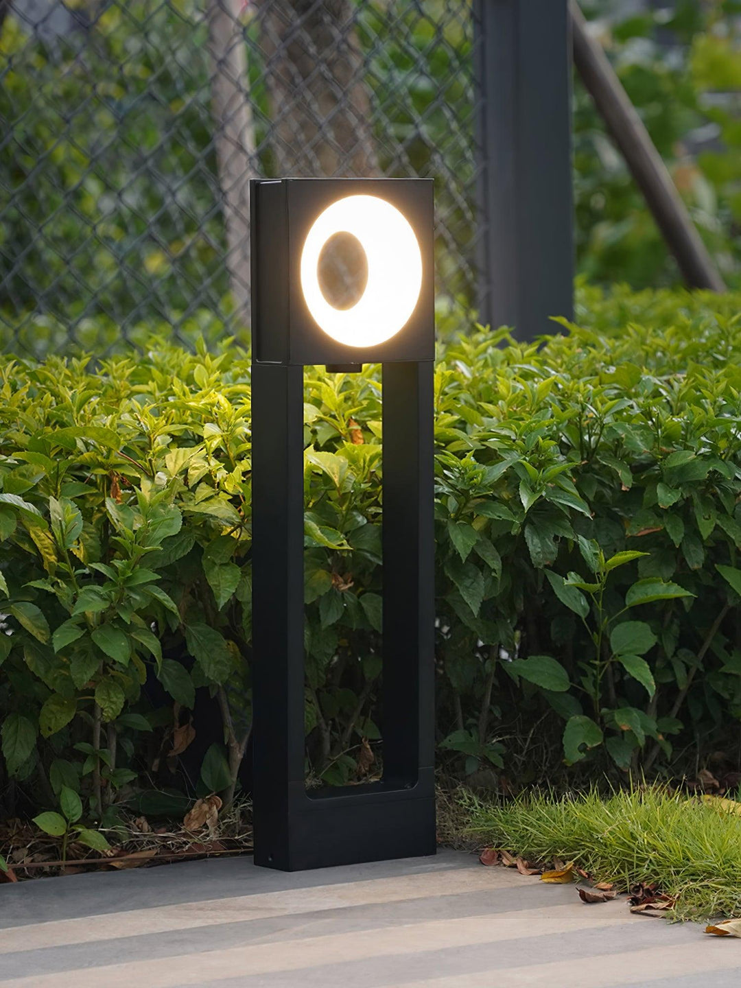 Baliza de jardín LED Oliano en un jardín – imagen 11