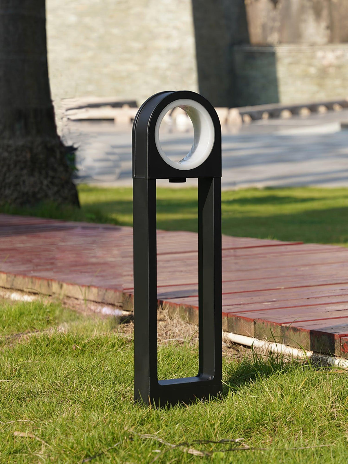 Baliza de jardín LED Oliano en un jardín – imagen 12
