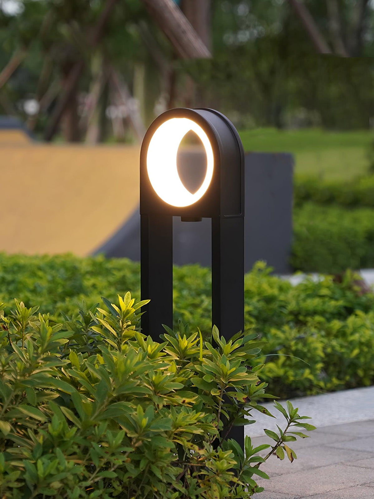 Baliza de jardín LED Oliano en un jardín – imagen 13