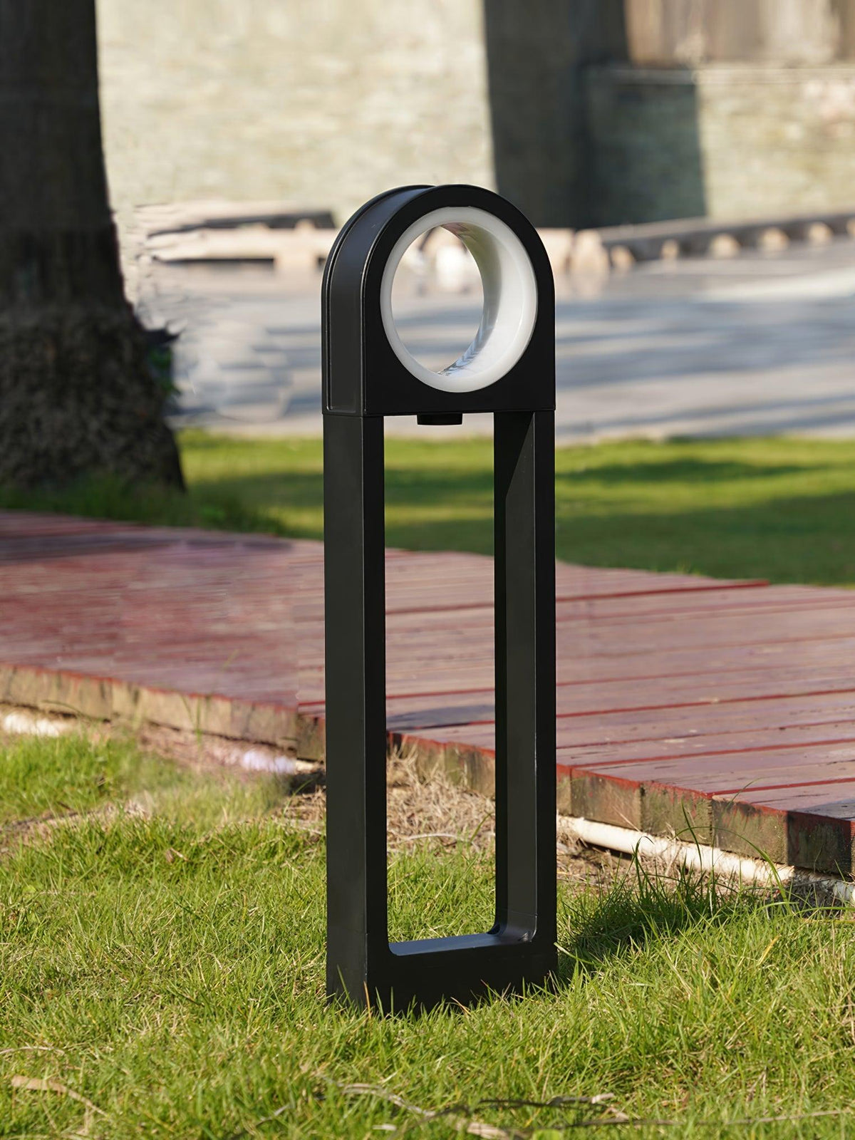 Baliza de jardín LED Oliano en un jardín – imagen 14