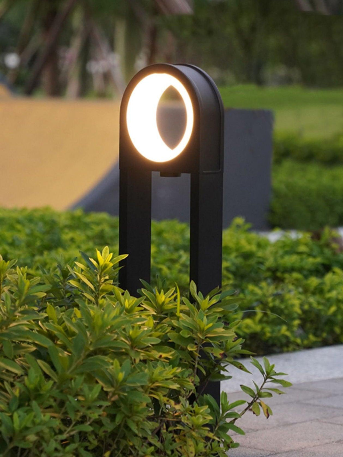 Baliza de jardín LED Oliano en un jardín – imagen 15